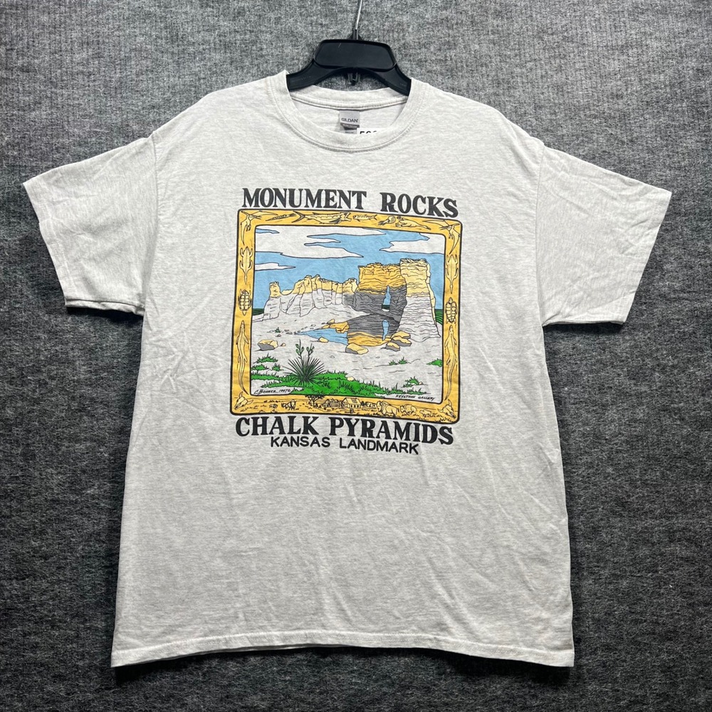Gildan Monument Rocks Chalk Pyramids Kansas Landmark Graphic T-Shirt Large Grey